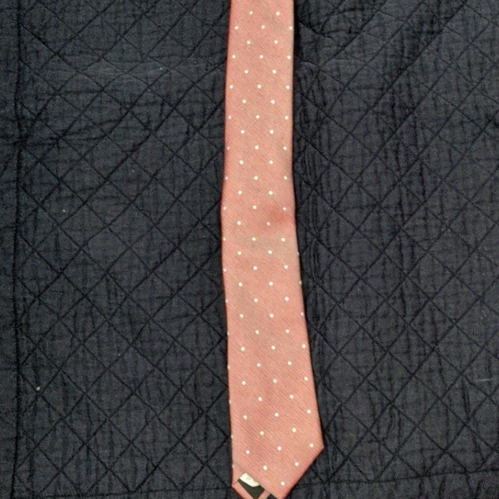 Red dot tie